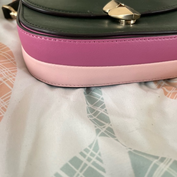 Kate Spade

lula small saddle bag

Shades of purple peekaboo at the bottom - Picture 3 of 6